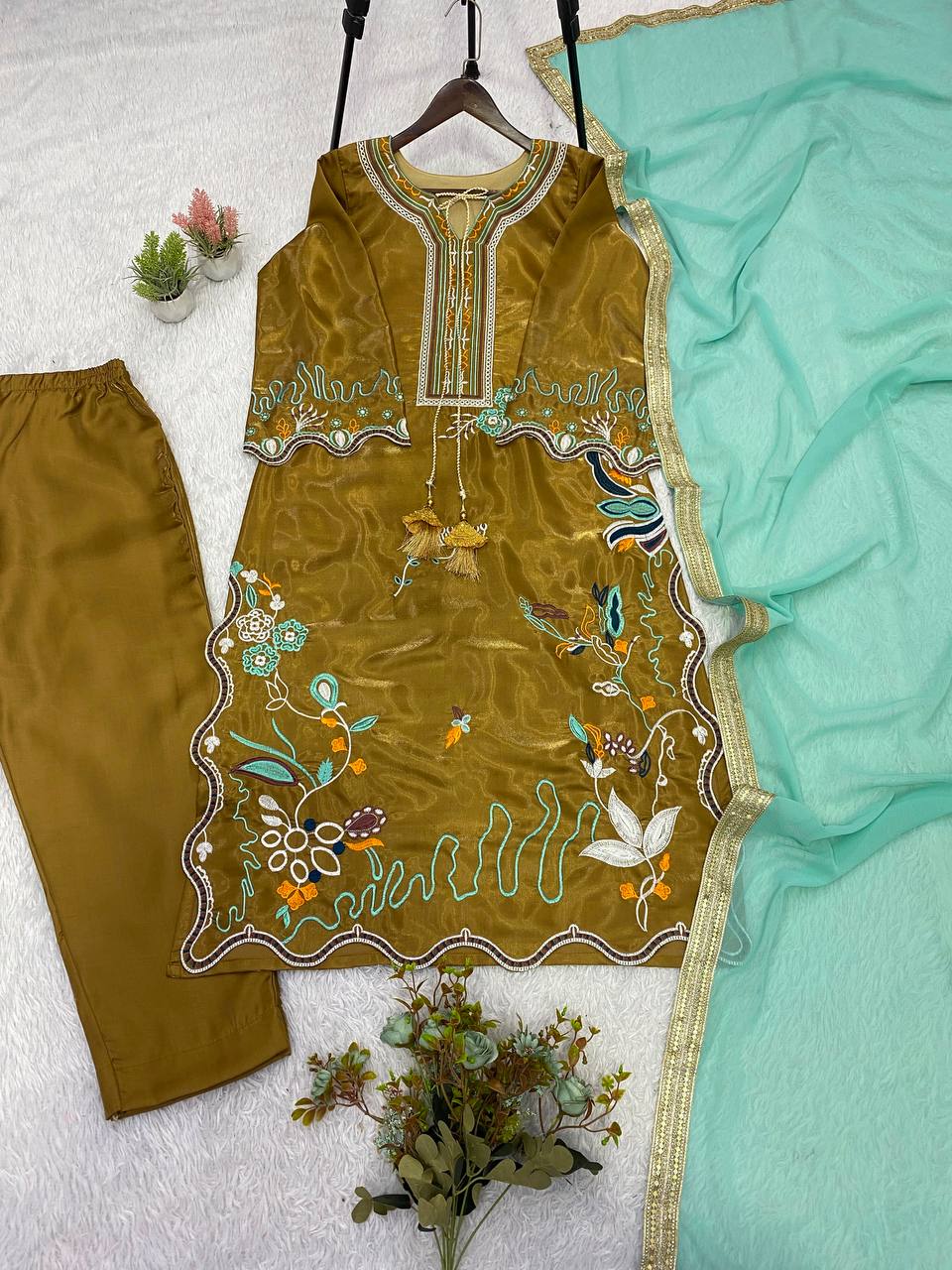 Vaidehi Glass Roman Embroidered Kurti with Pant & Georgette Dupatta Set