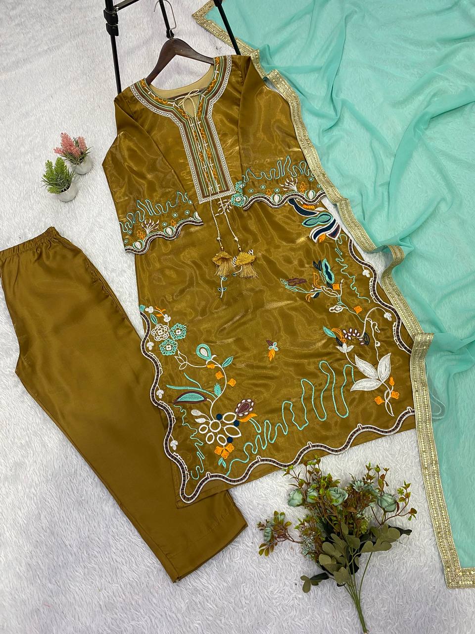 Vaidehi Glass Roman Embroidered Kurti with Pant & Georgette Dupatta Set