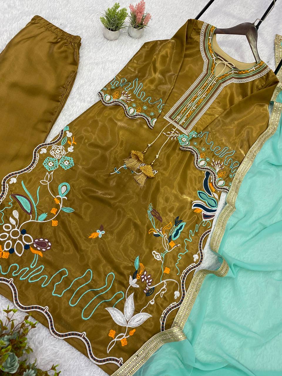 Vaidehi Glass Roman Embroidered Kurti with Pant & Georgette Dupatta Set