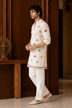 Aarush Men’s White V-Neck Short Ethnic Kurta (Copy)